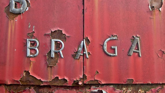 Auf einem alten Feuerwehr-Auto steht "Braga". © imago stock&people 