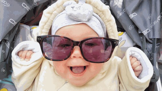 Ein lächelnder Säugling mit Sonnenbrille © picture alliance/ZUMA Press Foto: Andrey Nekrasov