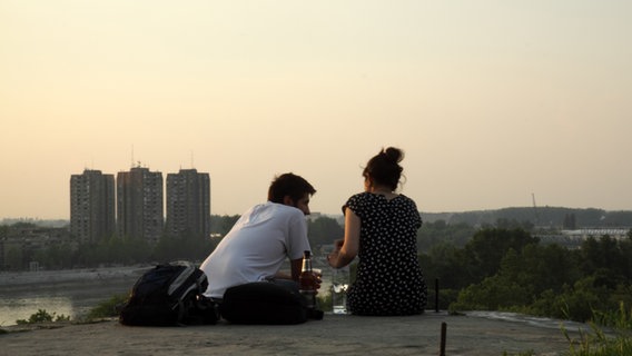 Ein junges Paar schaut über die Donau in Novi Sad. © picture alliance Foto: Reinhard Koester