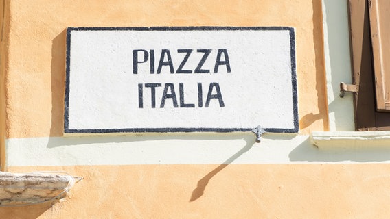 Ein Straßename mit der Aufschrift "Piazza Italia" © bernjuer / photocase.de Foto: bernjuer