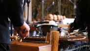 Eine Detailansicht zeigt die Hände zweier Schlagwerker vom Ensemble Elbtonal Percussion, die beim Foyerkonzert on tour im Schloss Reinbek am 25.08.2016 mit Schlägeln auf verschiedenen Schlaginstrumenten spielen. © Robert Hauspurg/ NDR Foto: Robert Hauspurg