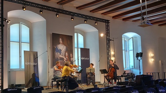 Das Kuss Quartett und Tomoko Akaska bei den Proben für das Foyerkonzert im Celler Schloss. © NDR Foto: Nicole Spietczack