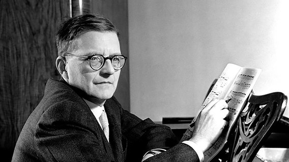 Dmitrij Schostakowitsch bei der Arbeit an einer Partitur, 1958 Dmitrij Schostakowitsch bei der Arbeit an einer Partitur, 1958 © picture alliance