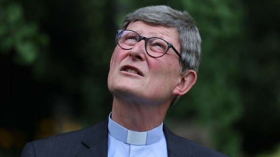 Kardinal Rainer Maria Woelki, Erzbischof von Köln, steht im Garten des Erzbischöflichen Hauses und blickt gequält nach oben. Kardinal Rainer Maria Woelki, Erzbischof von Köln, steht im Garten des Erzbischöflichen Hauses und blickt gequält nach oben. © dpa Foto: Oliver Berg