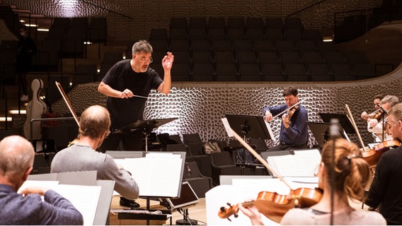 Das NDR Elbphilharmonie Orchester probt in Alltagsklamotten mit Alan Gilbert. © Peter Hundert/NDR Foto: Peter Hundert