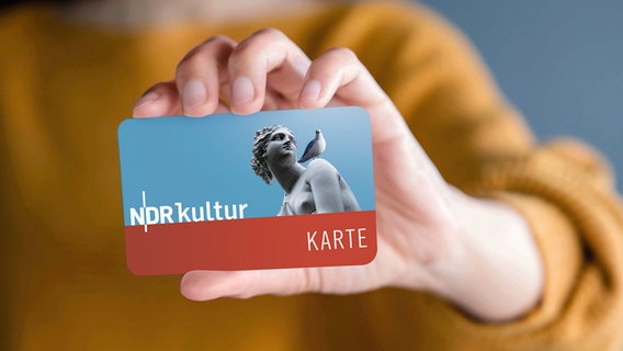 Eine Frauenhand hält die NDR Kultur Karte.  