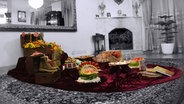 Verschiedene Lebensmittel liegen schön dekoriert auf einem Tisch © imago 