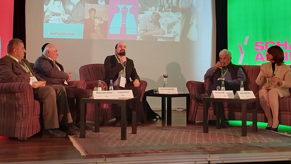 Von links nach rechts: Abdul-Jalil Zeitun, Semen Vassermann, Moderator Jannis Panagiotidis, Firouz Vladi und Inessa Goldmann © NDR 