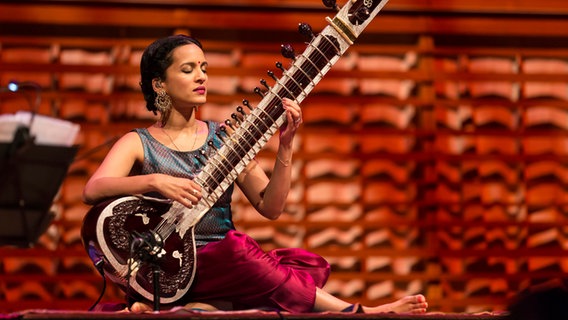 Die indische Sitar-Spielerin Anoushka Shankar bei einem Konzert in Luzern. © picture alliance / imageBROKER | Oliver Gutfleisch 