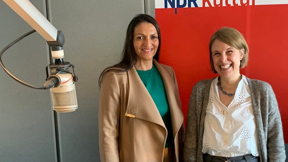 Sozialpädagogin, Kinderbuchautorin und Filmemacherin Shlica Weiß (li) und NDR Kultur Moderatorin Franzsika von Busse (re) © NDR 
