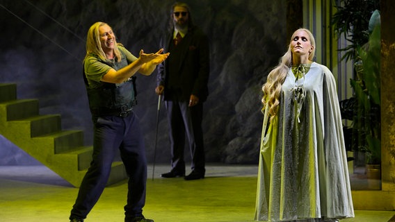 Andreas Schlager (Siegfried), Igor Schwab (Grane) und Daniela Köhler (Brünnhilde) während der Bayreuther Festspiele 2022 © picture alliance/dpa/Festspiele Bayreuth | Enrico Nawrath 