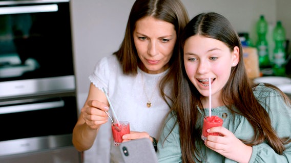 Emilia Horn filmt sich und ihre Mutter Christina, wie sie Smoothies trinken. ©  SWR/CORSO FILM 