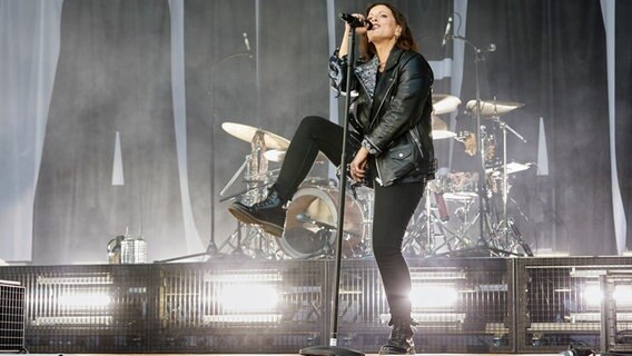 Sängerin Stefanie Kloß von der Band Silbermond steht auf der Freilichtbühne im Stadtpark. © Georg Wendt/dpa 