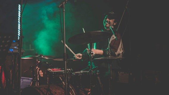 Silvan Strauß  am Schlagzeug © Daniel Koch 