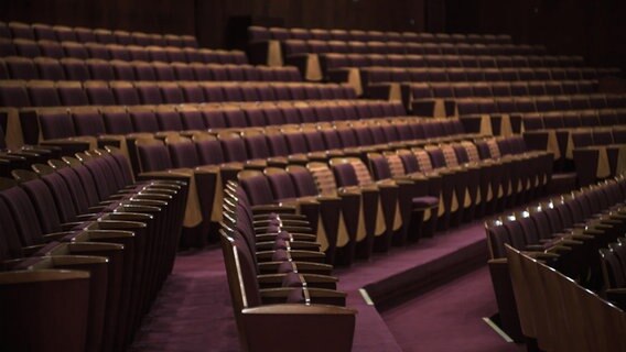 Leere Sitze in einem Theater © imago 