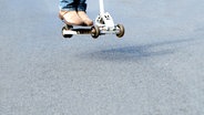 Aufnahme eines Menschen auf einem Skateboard, wo nur die Schuhe und das Board zu sehen ist. © Photocase Foto: inkje