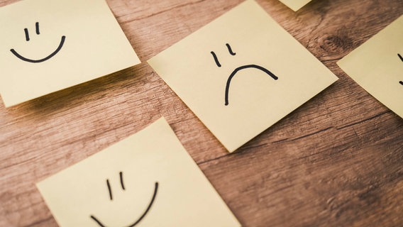 gelbe Post-its mit lachenden und traurigen Smileys © Picture Alliance Foto: Michael Bihlmayer