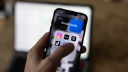Ein Mann nutzt ein Smartphone mit mehreren Social Media Apps auf dem Homescreen. © picture alliance/dpa Foto: Hannes P Albert