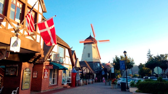 Die von Dänen gegründete Stadt Solvang mit alten Häusern und Mühle in Kalifornien © AP Photo/Solvej Schou Foto: Solvej Schou