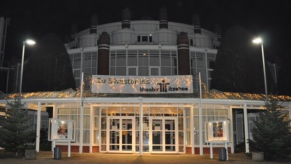 Das Theater in Itzehoe bei Nacht Das Theater in Itzehoe bei Nacht © Peter Bartelt / NDR Foto: Peter Bartelt