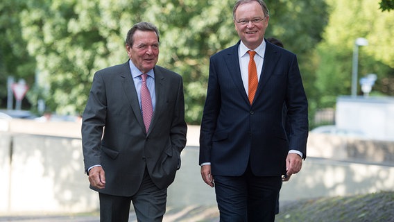 Niedersachsens Ministerpräsident Stephan Weil (r.) und Altkanzler Gerhard Schröder kommen in Hannover zur Eröffnung des Anbaus des Sprengel Museums. © picture alliance Foto: Nigel Treblin