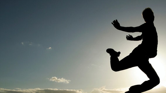 Ein Mann springt fröhlich in die Luft. © Maccaroni / photocase.de 