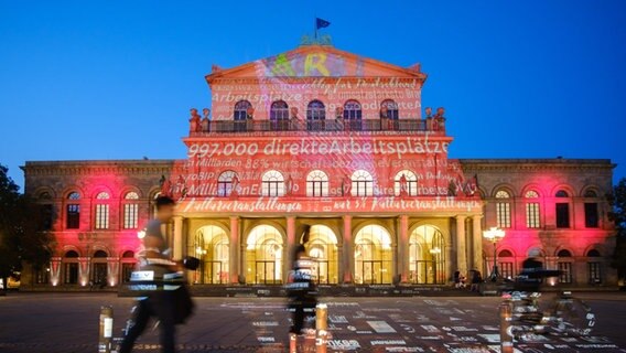 Staatsoper Hannover sagt Opernball 2022 ab | NDR.de - Nachrichten - Niedersachsen - Studio Hannover