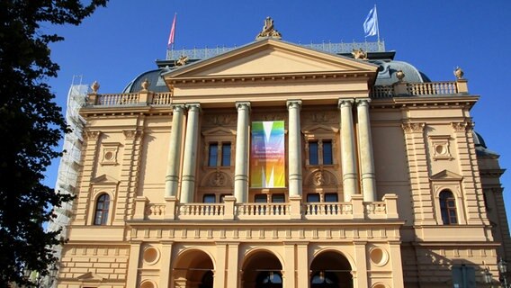 Das Mecklenburgische Staatstheater © NDR Foto: Axel Seitz