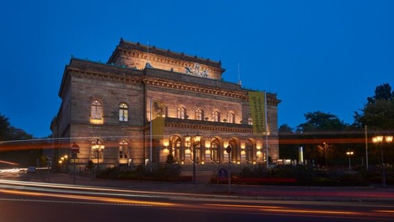 Das Staatstheater Braunschweig bei Nacht von außen gesehen © Björn Hickmann/ Stage Picture Foto: Björn Hickmann