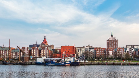 Blick vom Wasser auf den Stadthafen Rostock © picture alliance / Zoonar / Rico Ködder Foto: Rico Ködder