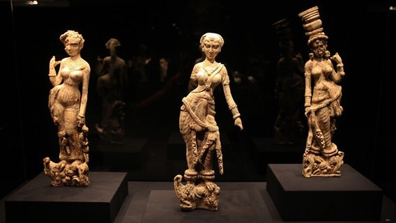 Statuen bei der Ausstellung "Afghanistan. Gerettete Schätze" © dpa Foto: Oliver Berg