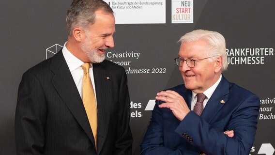 König Felipe VI. von Spanien (r) spricht während der Eröffnung der Frankfurter Buchmesse auf dem Roten Teppich mit Bundespräsident Frank-Walter Steinmeier. © picture alliance/dpa | Sebastian Christoph Gollnow 