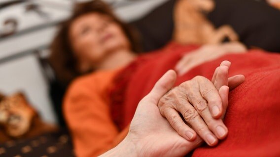 Eine Hand hält die Hand einer alten Frau. © Bildagentur-online/Joko 