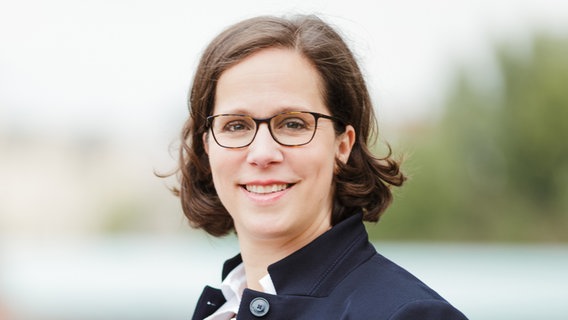 Eine Frau mit Brille guckt in die Kamera. Eine Frau mit Brille guckt in die Kamera. © Lena Morgenstern