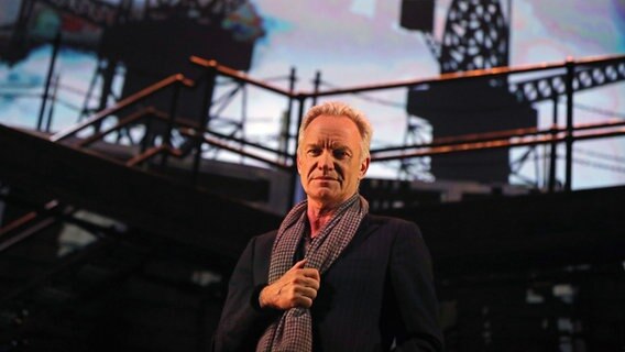 Der Musiker Sting steht auf der Bühne © picture alliance / empics Foto: Owen Humphreys