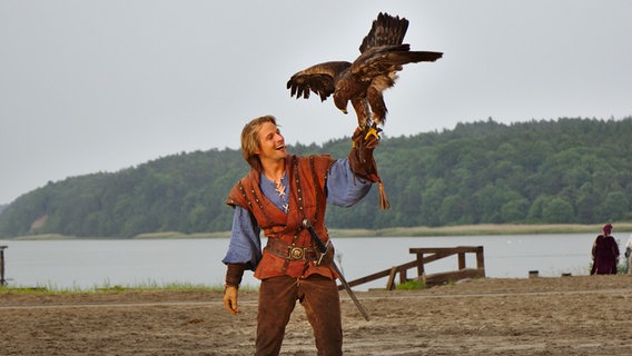 Störtebeker hat einen Adler auf dem Arm. © NDR Foto: Birgit Vitense