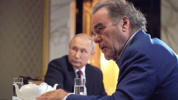 Oliver Stone (rechts) während eines Interviews mit Wladimir Putin © imago 