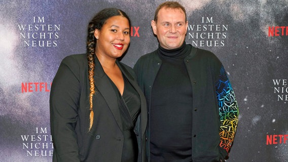 Devid Striesow mit Ehefrau Ines Ganzberger-Striesow bei der Premiere des Kinofilms "Im Westen nichts Neues" im Kino International in Berlin am 27. September 2022 © picture alliance / Geisler-Fotopress Foto: Thomas Bartilla/Geisler-Fotopress