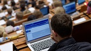 Ein Student sitzt mit einem Laptop in einem Hörsaal © picture alliance / dpa Foto: Swen Pförtner