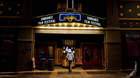 Ein Passant schaut in den Ticketschalter des Egyptian Theatre, bevor das Sundance Film Festival 2023 beginnt. © picture alliance/dpa/Invision/A Foto: Chris Pizzello