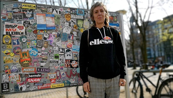 Susanne Rosendahl steht vor einer mit bunten Aufklebern beklebten Wand © NDR Foto: Emine Cekirge