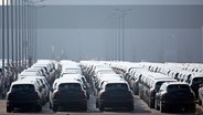 Zahlreiche neue Porsche Cayenne stehen auf dem Gelände des Porsche-Werks in Leipzig © Jan Woitas/dpa-Zentralbild/dpa Foto: Jan Woitas