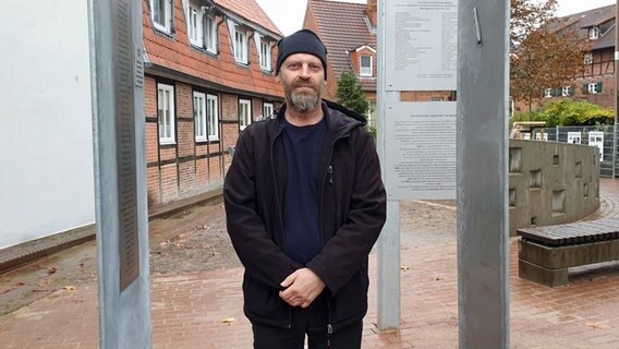 Walter Blender, Vorsitzender der Jüdischen Gemeinde in Bad Segeberg, im neu errichteten Denkmal für die alte Synagoge © NDR Foto: Johannes Tran