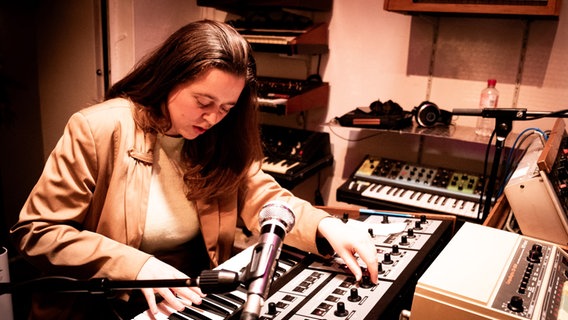 Albertine Sarges an einem analogen Synthesizer. © NDR Foto: Mischa Kreiskott