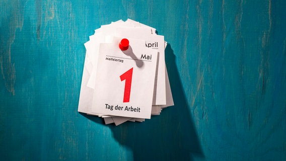 Ein Wandkalender zeigt den 1. Mai, Tag der Arbeit, an. © picture alliance / Klaus Ohlenschläger | Klaus Ohlenschläger 