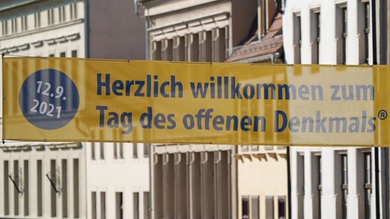 Auf einem Banner steht "Herzlich willkommen zum Tag des offenen Denkmals" in der Innenstadt von Wittenberg © picture alliance/dpa/dpa-Zentralbild | Peter Endig 