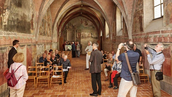 Besucher stehen in einer alten Kirche © Roland Rossner/Tag des offenen Denkmals 