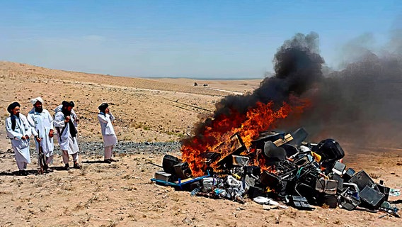 Taliban verbrennen Instrumente auf einem Scheiterhaufen © SalamPix/ABACA 