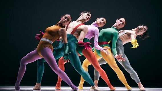 Drei Tänzerinnen und zwei Tänzer beugen sich nach rechts. © FilipVanRoe 