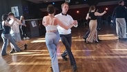Jugendliche im Tanzkurs © NDR 